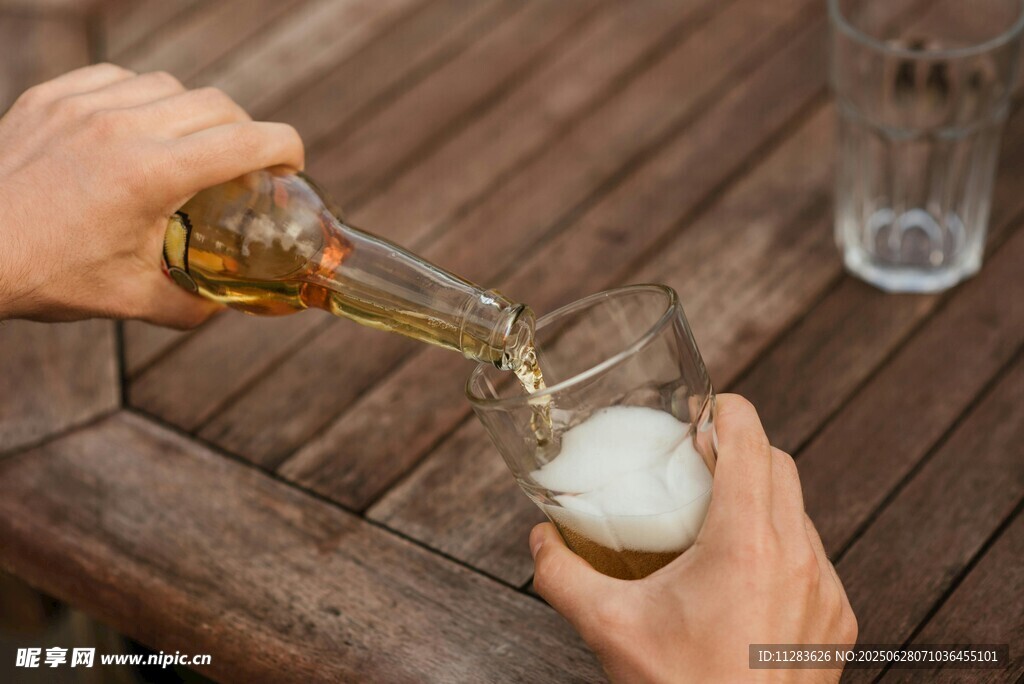 倒啤酒瞬间