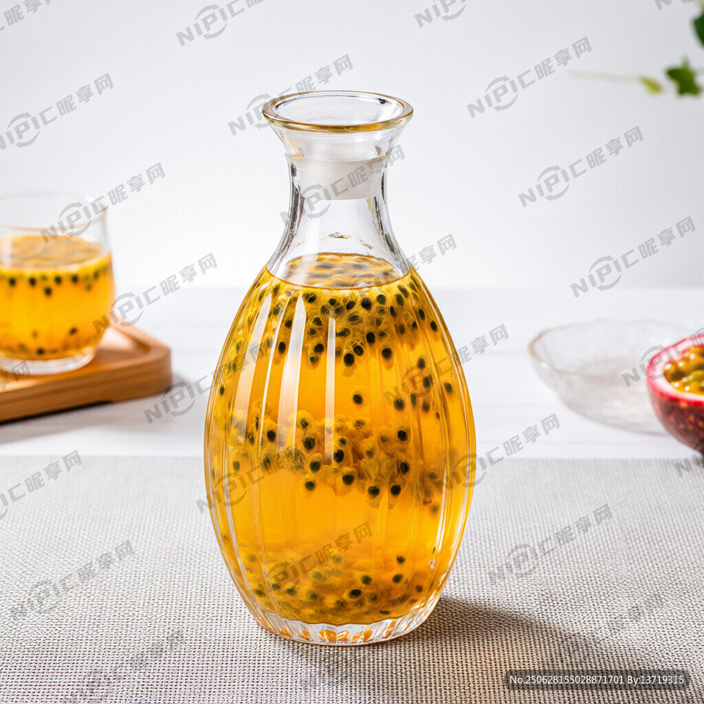 摆在桌上的百香果酒