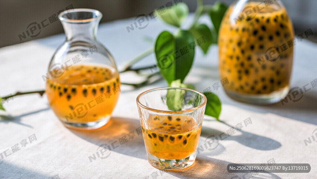 摆在桌上的百香果酒杯和酒瓶及其