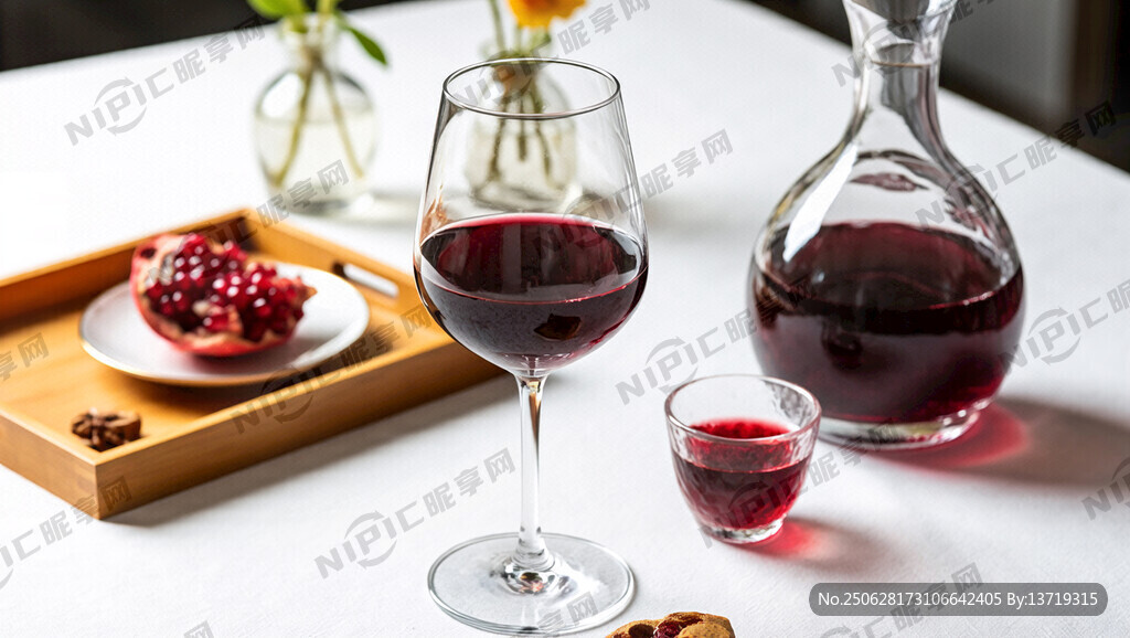 在桌面上摆放石榴酒杯和酒瓶及装