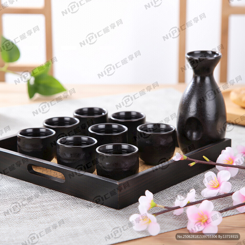 在桌面上摆放黑糯米酒杯和酒瓶及