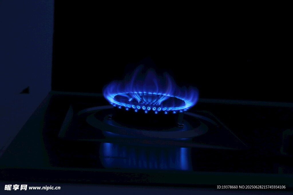 蓝色燃气灶火焰特写