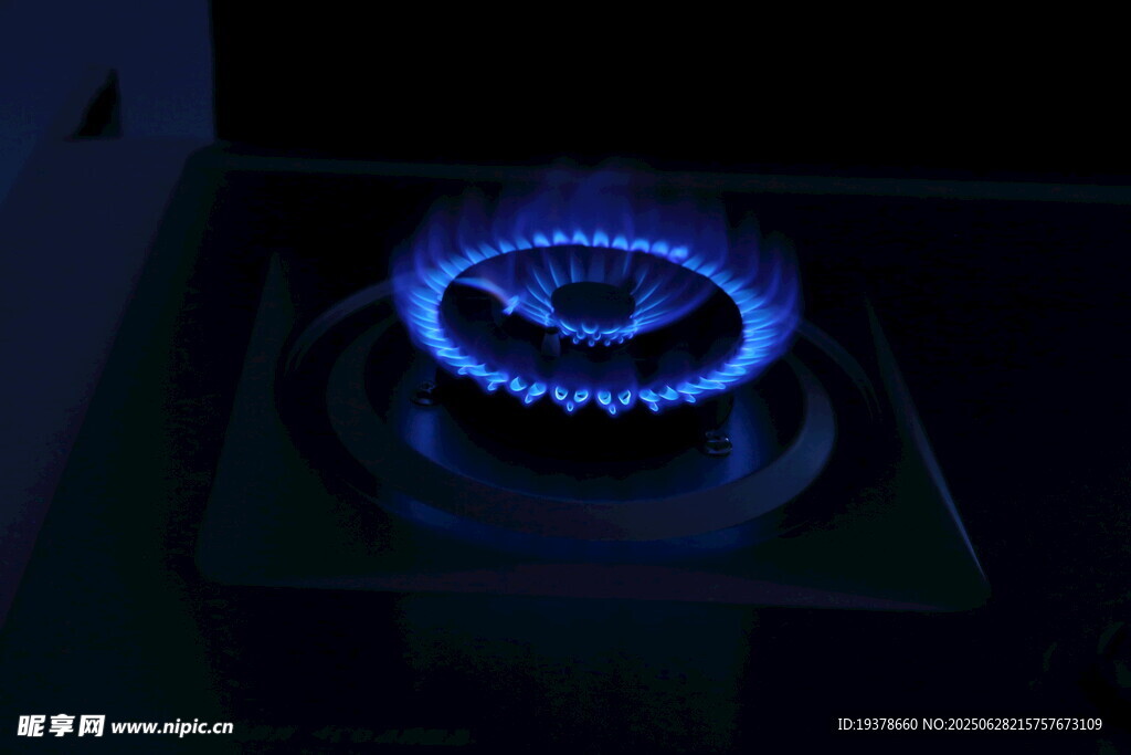 蓝色燃气灶火焰特写