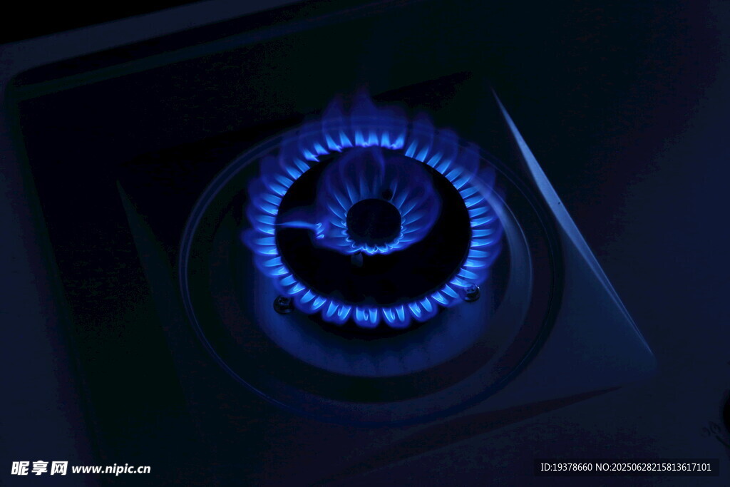 蓝色火焰的燃气灶特写