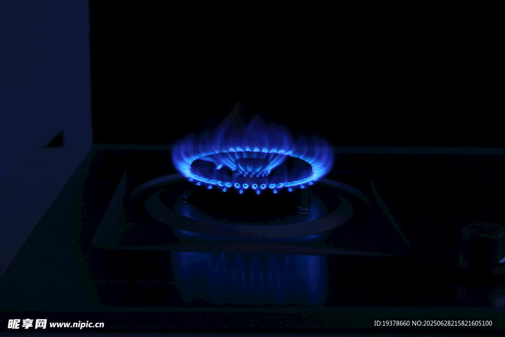 蓝色火焰的燃气灶特写