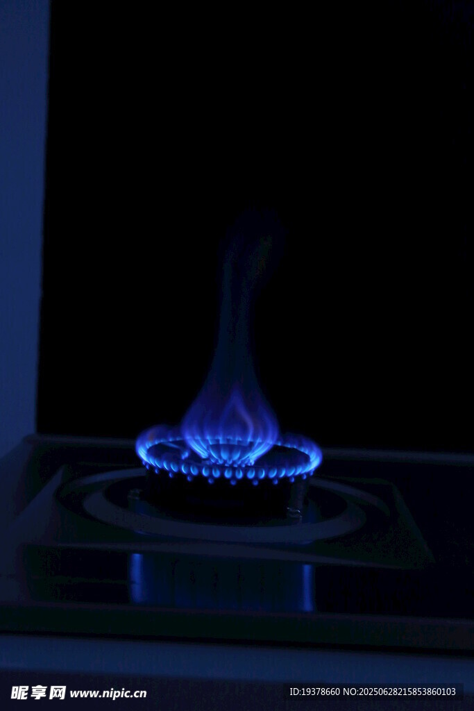 蓝色火焰燃气灶特写
