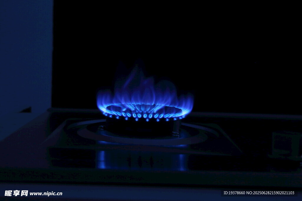 蓝色燃气灶火焰特写