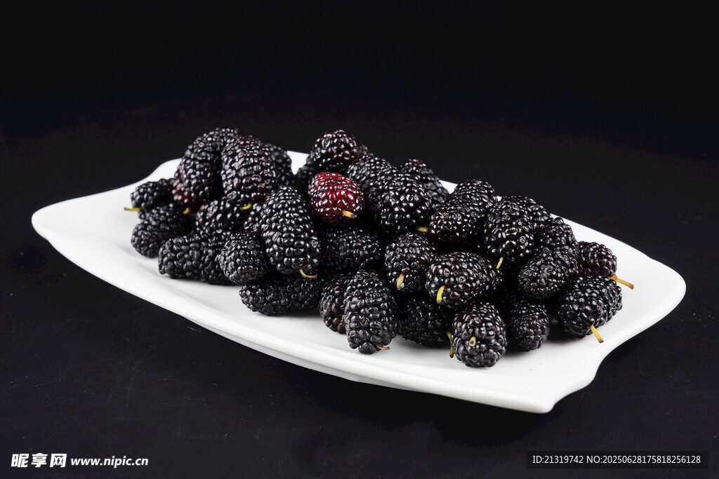 新鲜桑葚摆于白色盘中