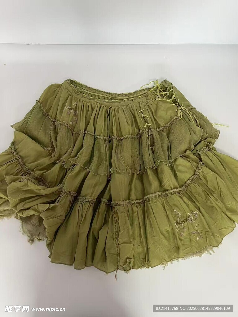 绿色褶皱短裙