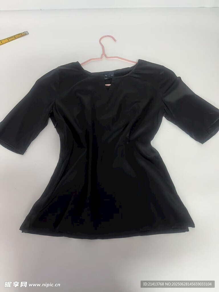 黑色中袖上衣挂于衣架