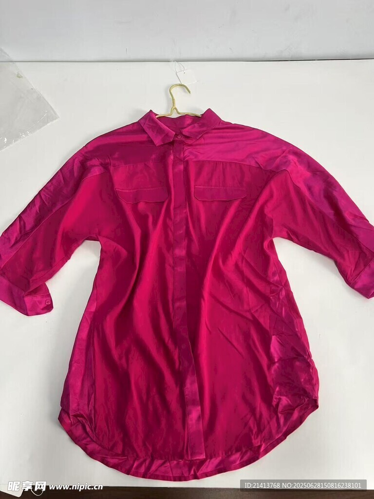 玫红色七分袖衬衫挂起