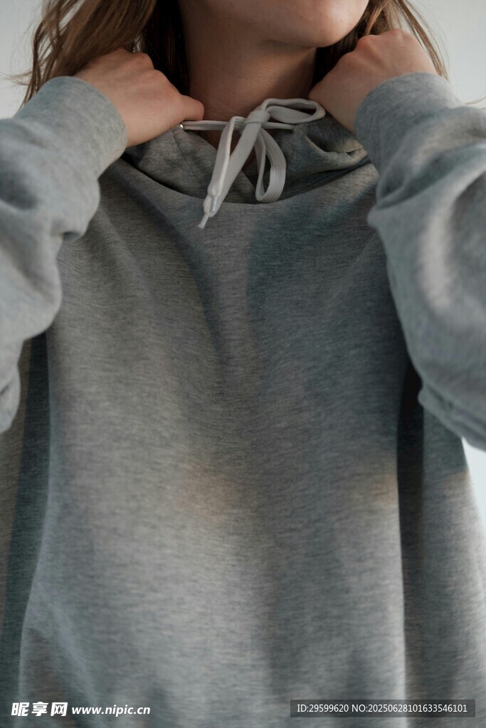 灰色连帽卫衣穿搭展示