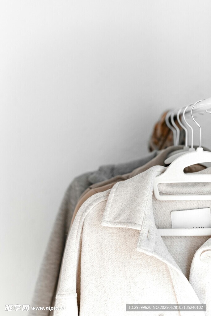 简约风衣物挂于衣架上