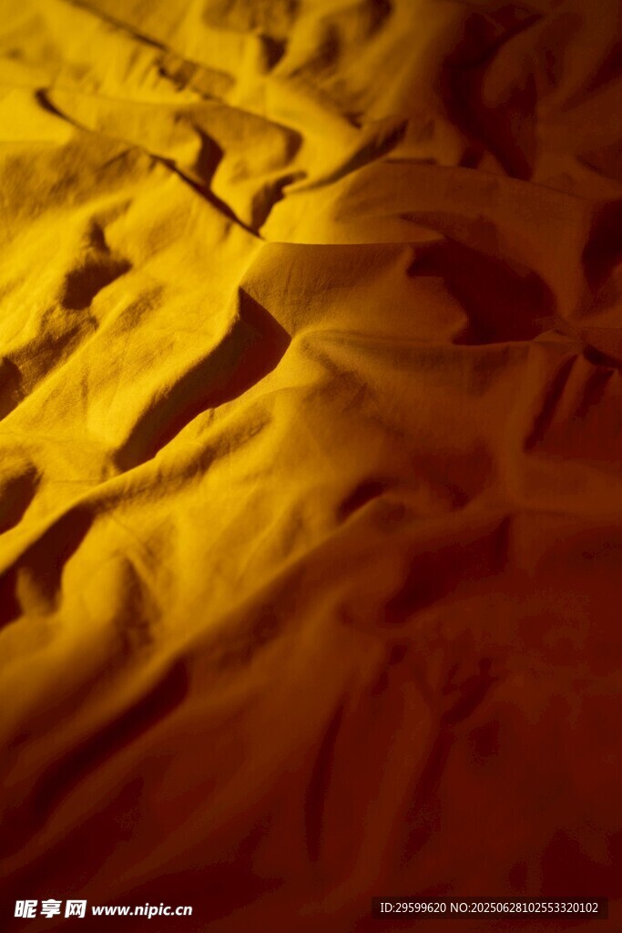 金黄褶皱布料纹理特写