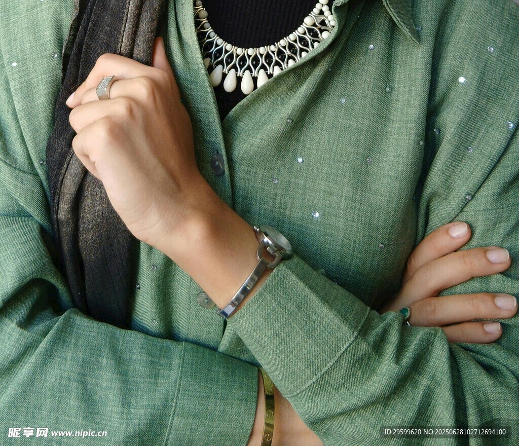 绿色穿搭女性配饰细节