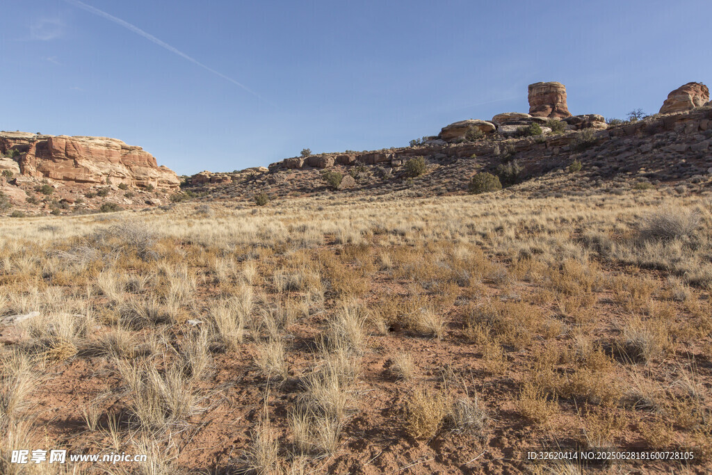 荒凉旷野中的古老建筑