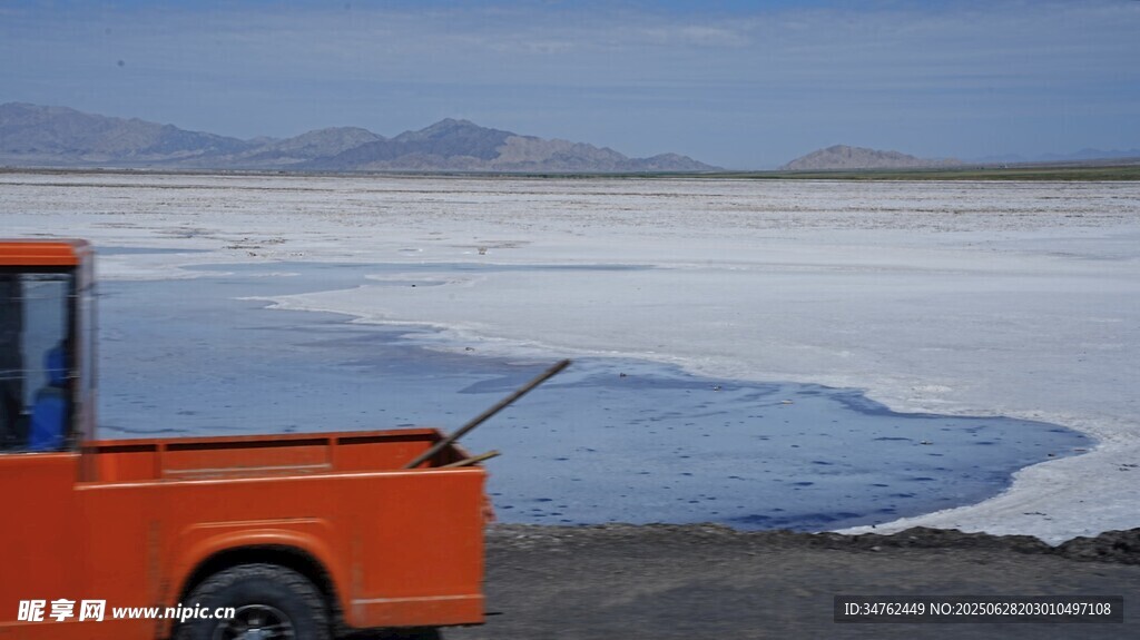 车窗外的大柴旦翡翠湖