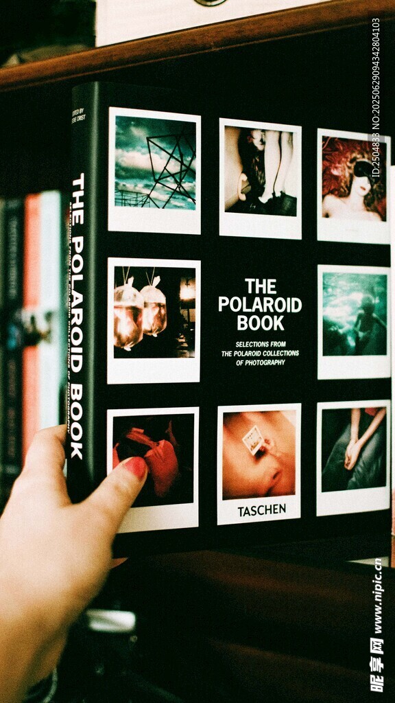 手选书架上的多样书籍