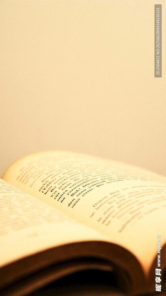 翻开的古老书籍