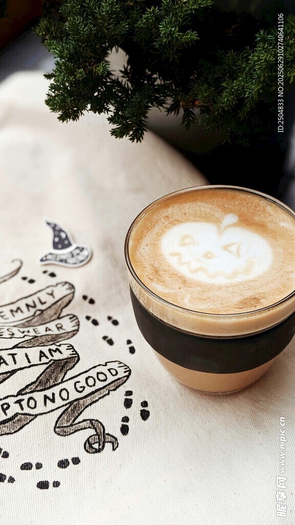 精致拉花咖啡与节日装饰