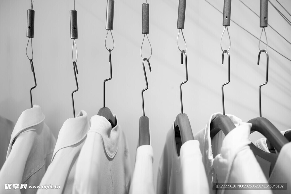 整齐排列的衣物挂架