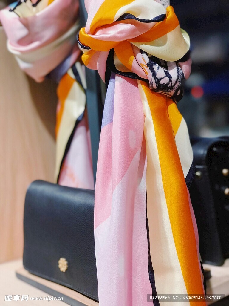 多彩时尚围巾与精致手提包