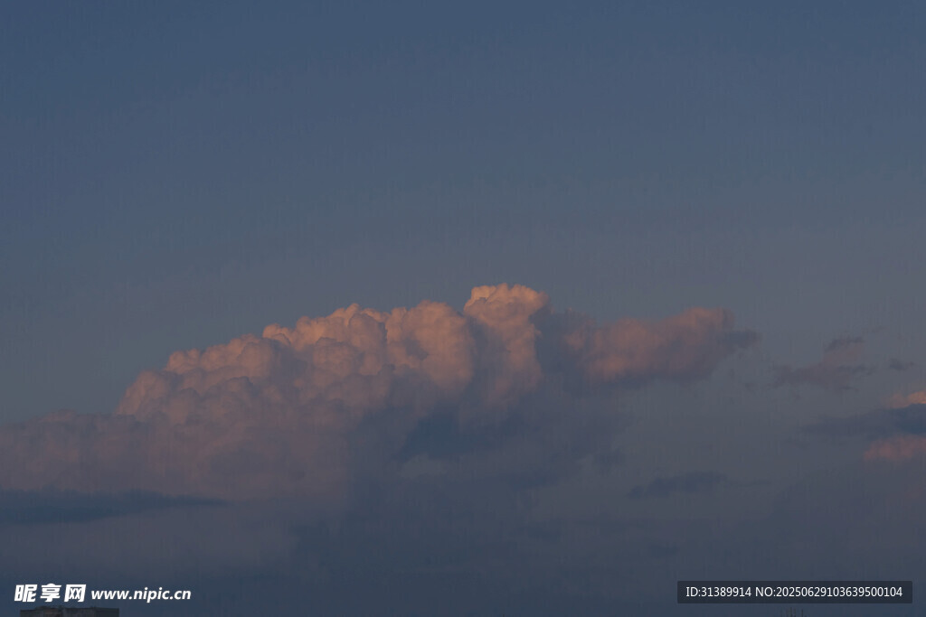 黄昏时天边的绚丽云朵