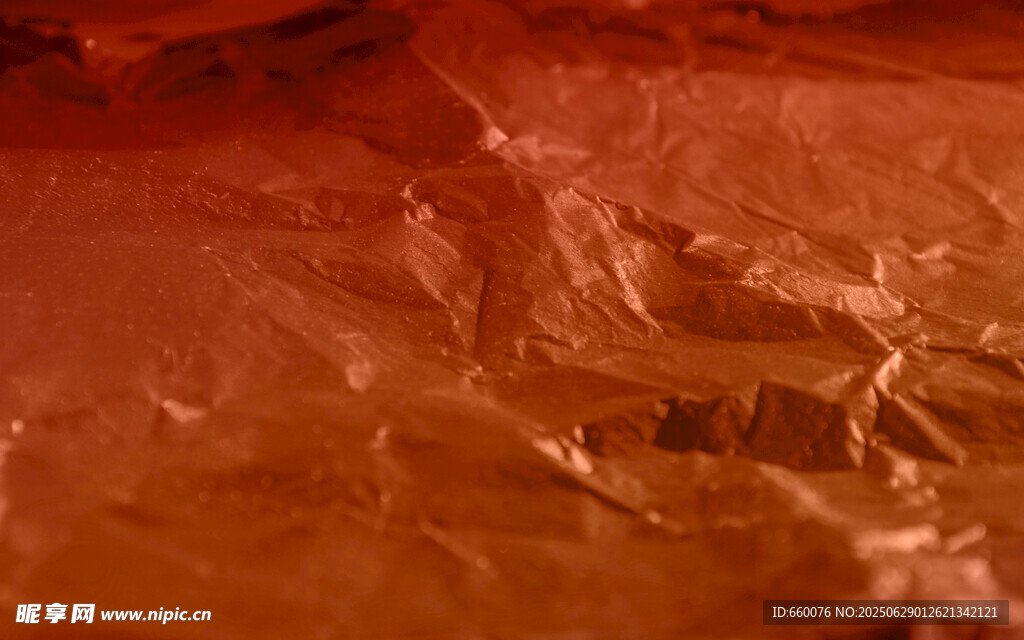 褶皱的棕红色纸张