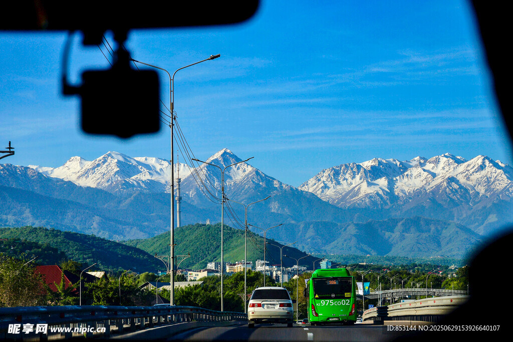 公路上远眺壮丽雪山景色