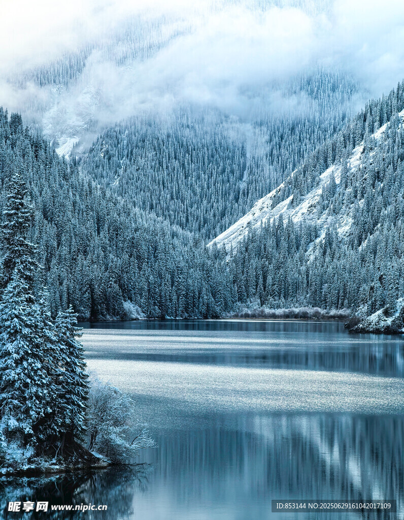 雪景湖泊