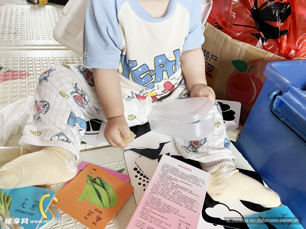 宝宝专注玩纸堆