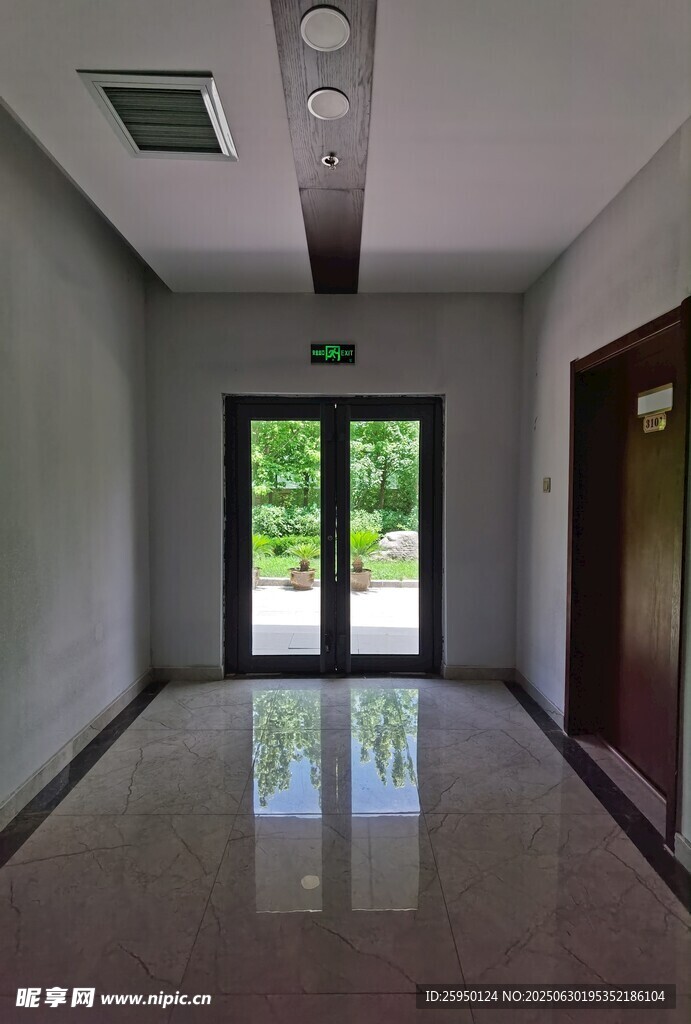 空旷走廊通向户外景致