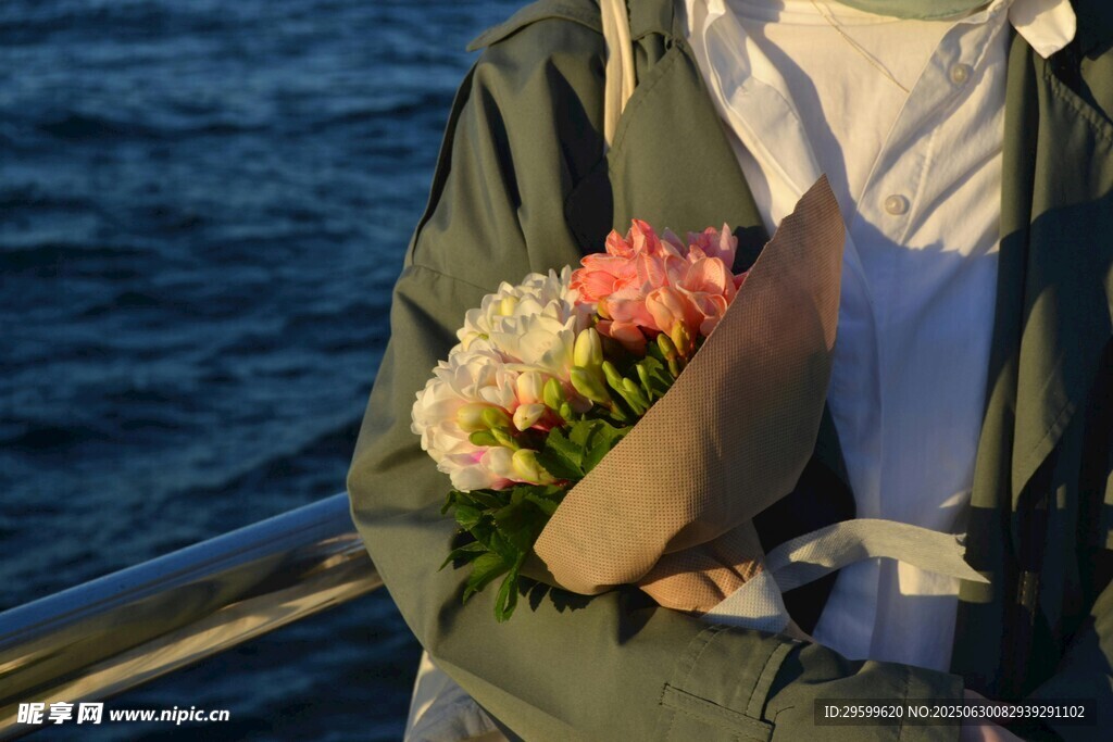 手持花束的海边人物