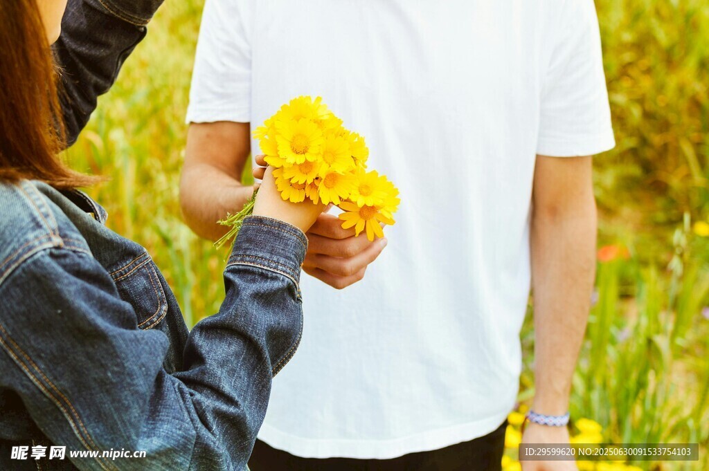 女孩递花给白衣男子