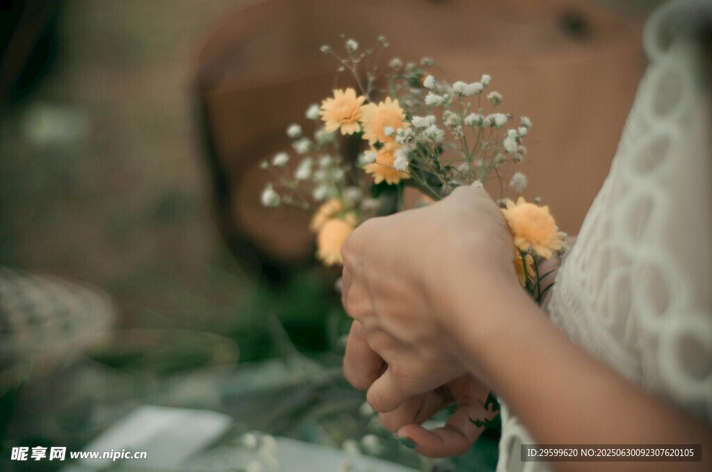 手捧清新小花束