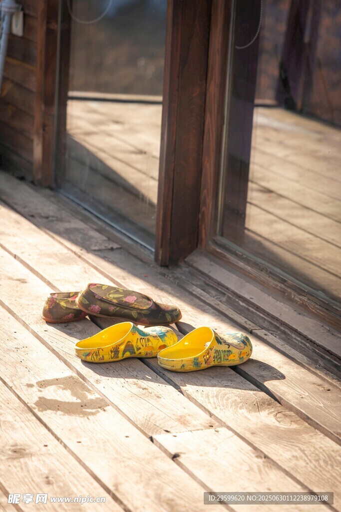 木台上的黄色花朵摆件