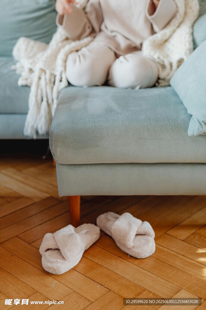 沙发上的温馨亲子时光