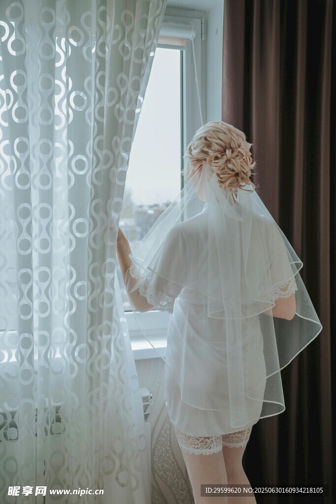 窗边新娘轻掀蕾丝窗帘
