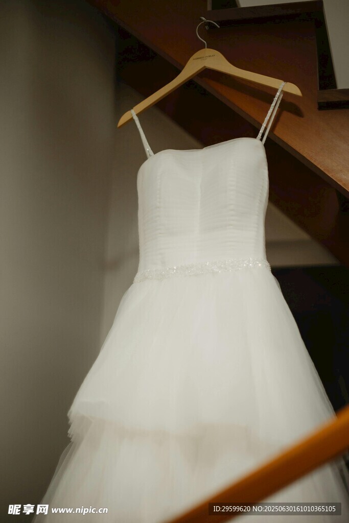 优雅白色婚纱挂于衣架