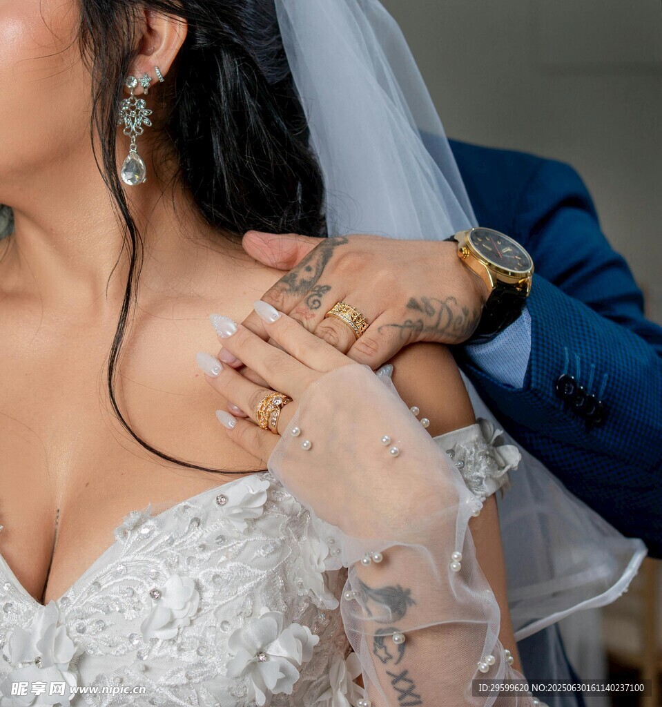 新郎为新娘整理婚纱瞬间