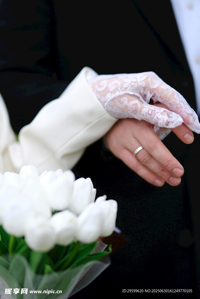 新娘手捧花与精致手套