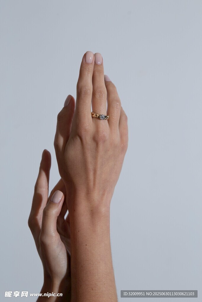 双手交叠的手部特写