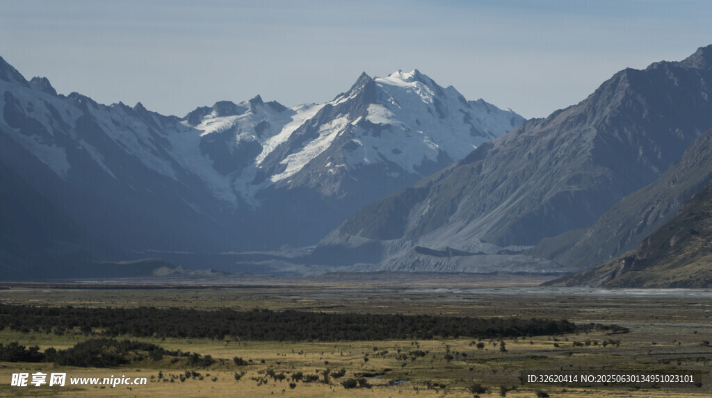 壮丽雪山下的广袤原野