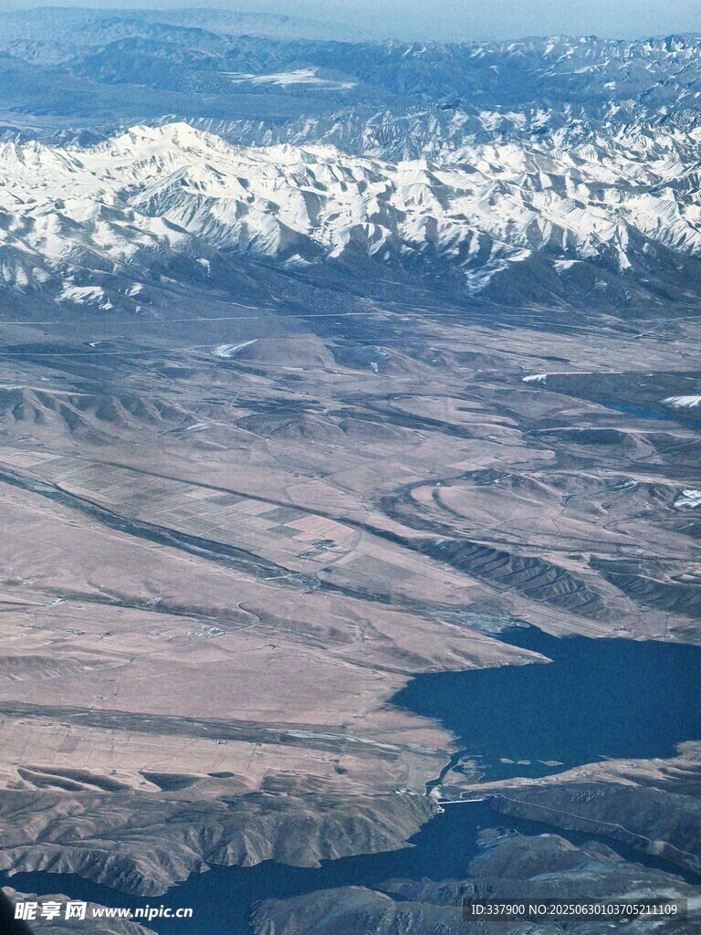俯瞰雪山下的广袤水域