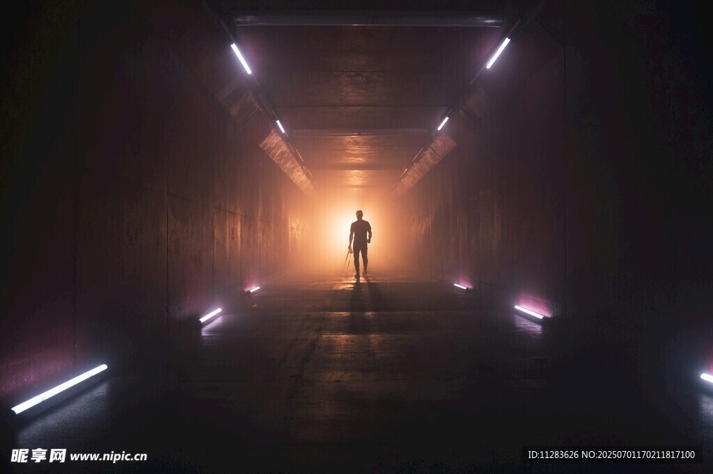 未来感隧道中的孤独身影