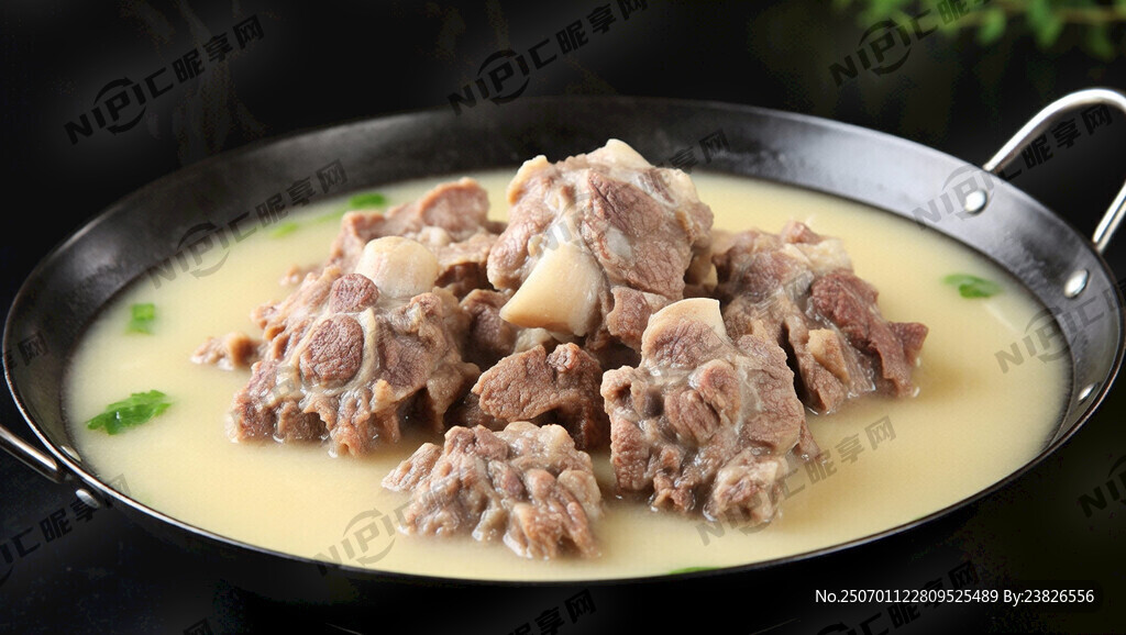 黑色背景 淡黄色牛肉汤里