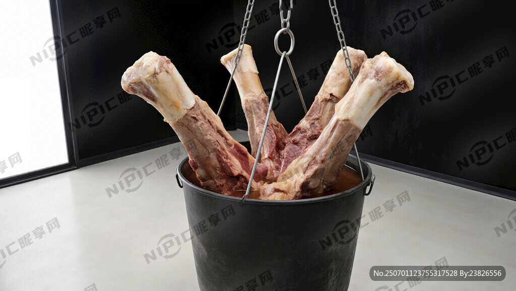 黑色的背景 大的汤桶内