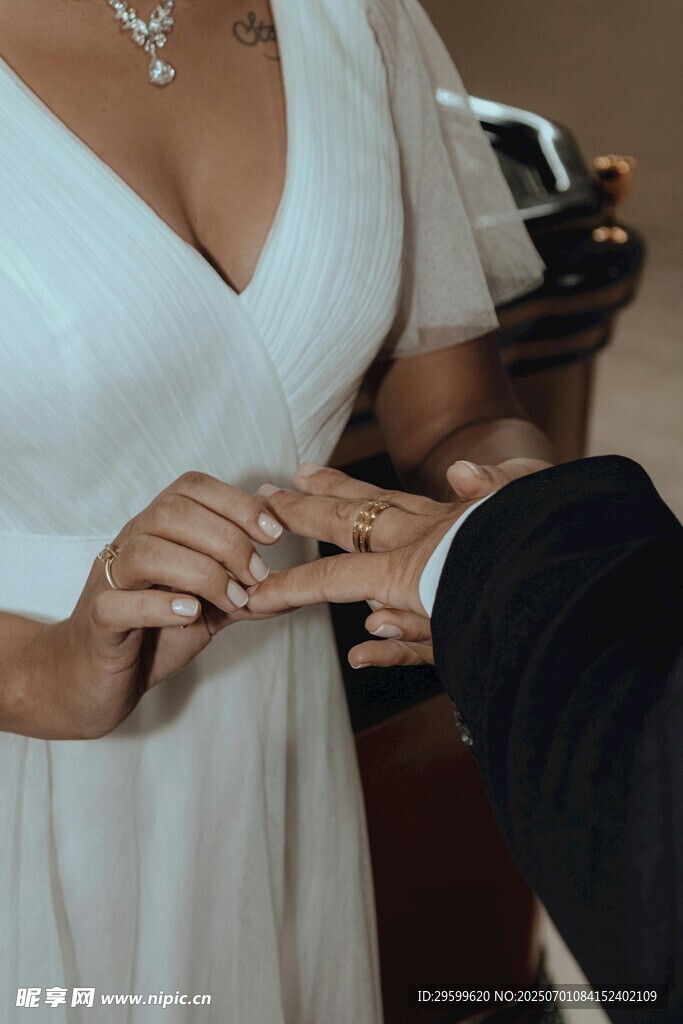 新人婚礼交换戒指瞬间