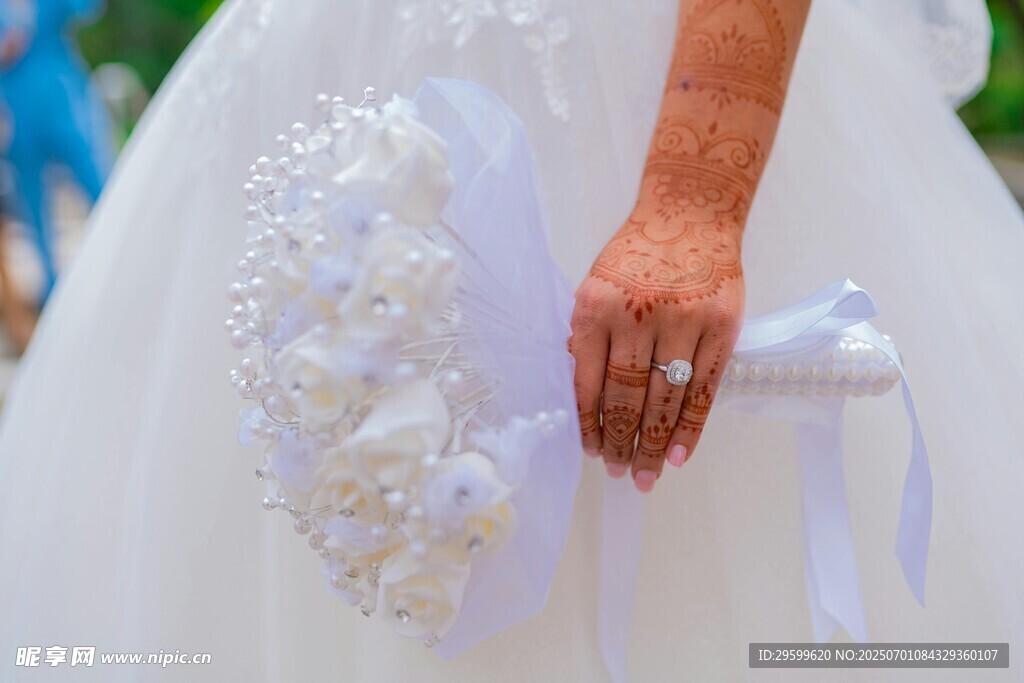新娘手持精致白纱花饰