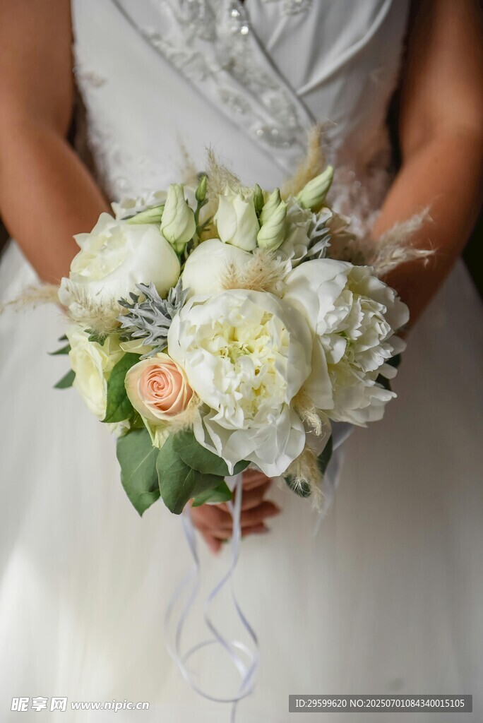 新娘手捧精致白色花束